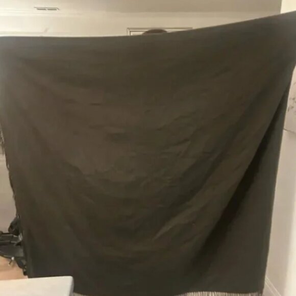 Stunning Loro Piana cashmere wrap⭐️ - Picture 7 of 10